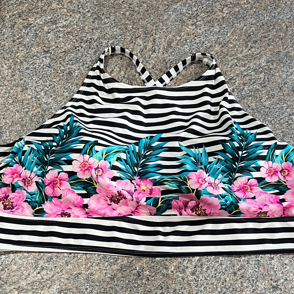 Torrid Black and White Striped Floral Swimsuit 5x top and 4x bottoms - Picture 8 of 13